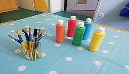 Pädagogische Angebote - Dieses Bild zeigt Malfarben und Pinseln